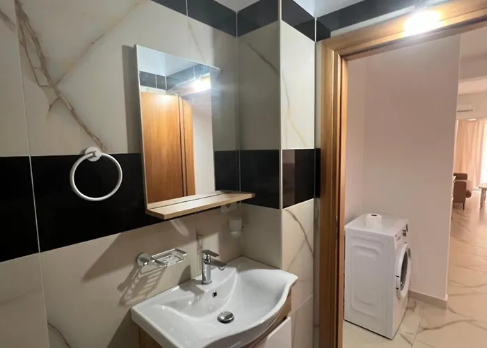 Ground Floor Comfort - Spacious & Modern Apartment Orikum